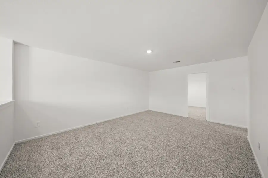 Spacious, unfurnished interior of a new home in Lexington Heights, Willis (Image 8).