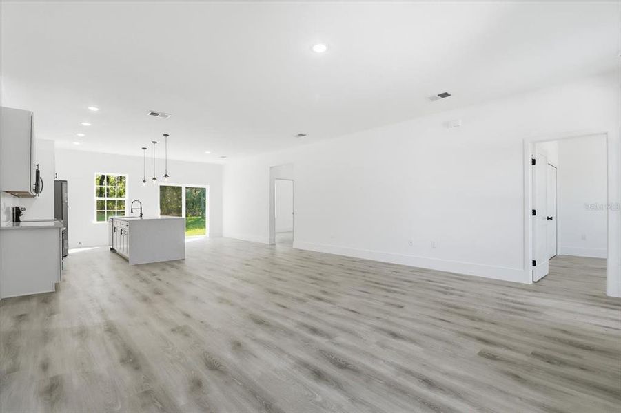 Spacious, unfurnished interior of a new home in , Citrus Springs (Image 27).