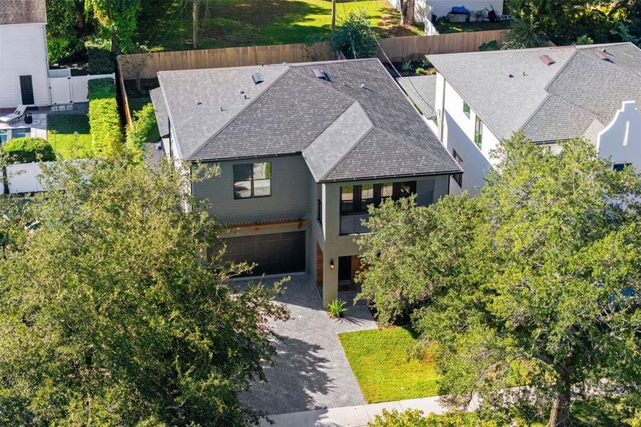 Exterior details and patio area of a home in College Park, Orlando (Image 30).