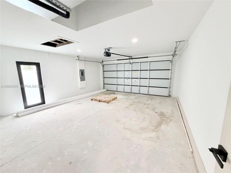 Spacious, unfurnished interior of a new home in , Lehigh Acres (Image 44).