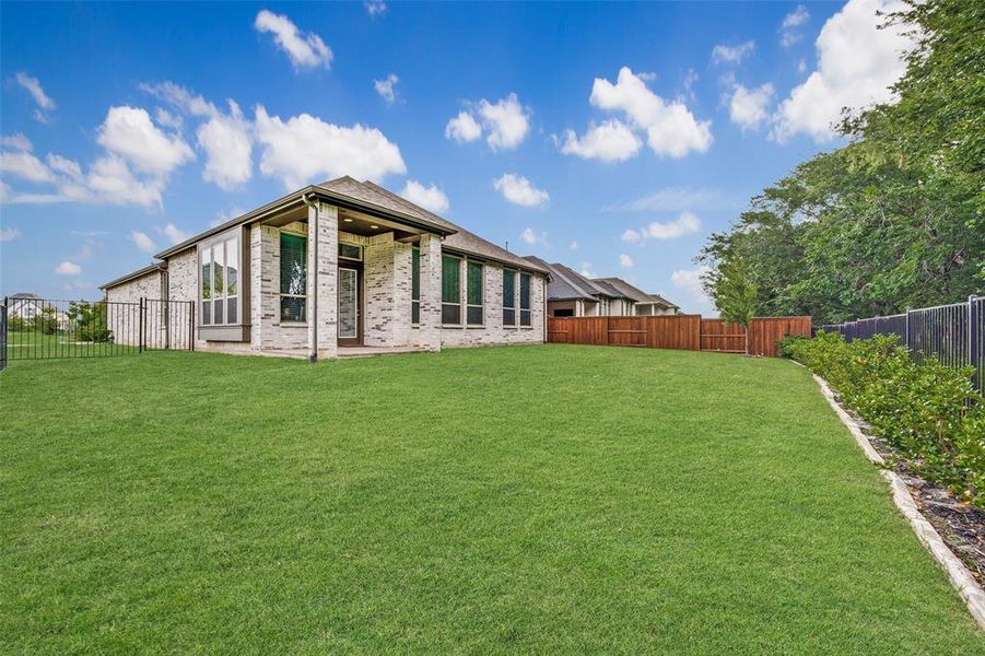 Exterior details and patio area of a home in Mantua Point, Van Alstyne (Image 3).