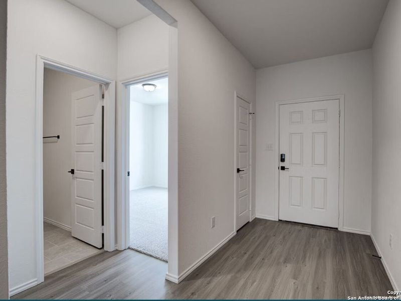 Spacious, unfurnished interior of a new home in Hannah Heights, Seguin (Image 8).