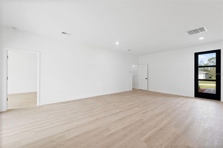 Spacious, unfurnished interior of a new home in , Ocala (Image 12).