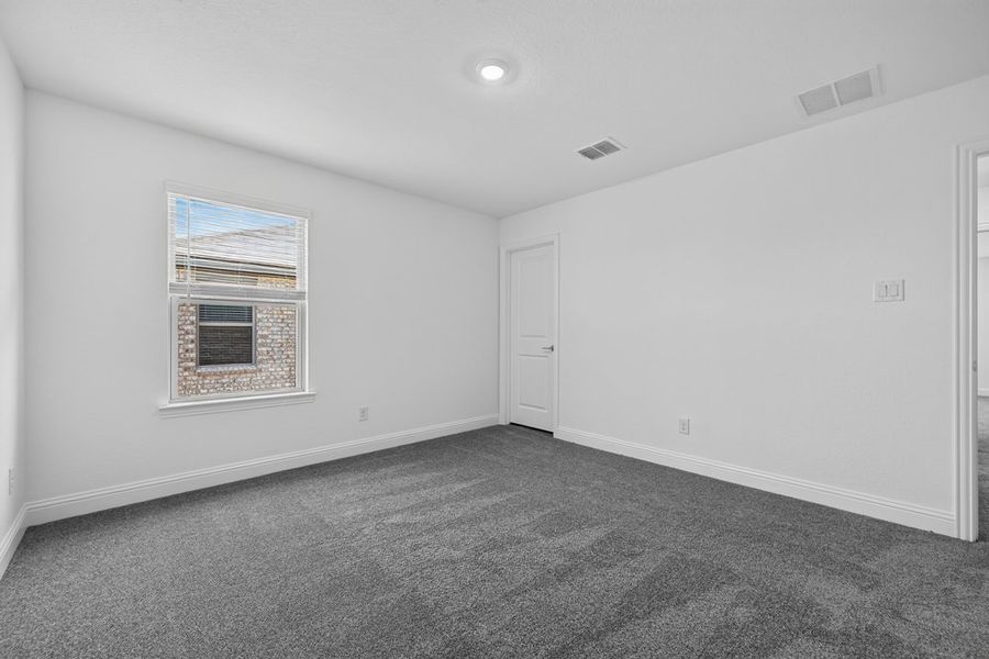 Spacious, unfurnished interior of a new home in Madero 50s, Fort Worth (Image 24).