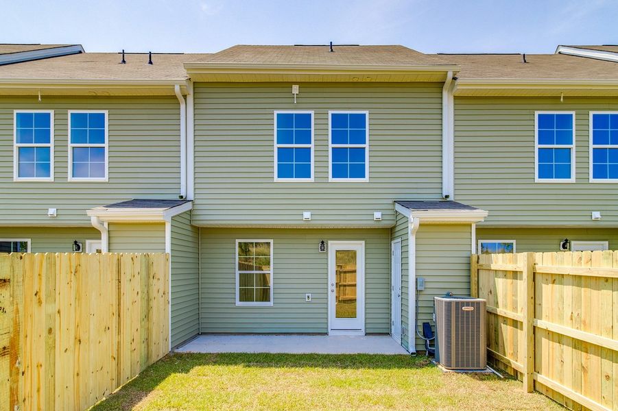 Exterior details and patio area of a home in Astoria, Columbia (Image 19).