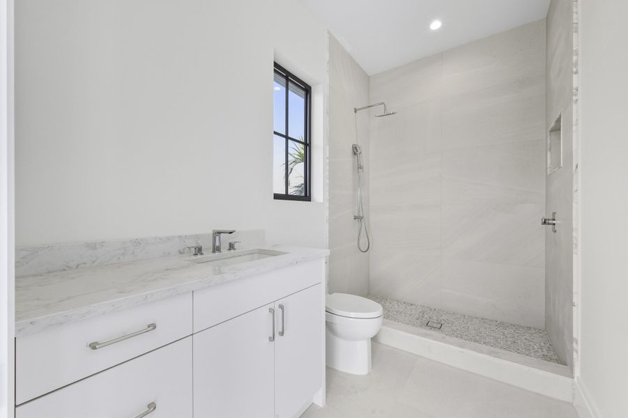 GUEST BATHROOM 4 - 2ND FLOOR