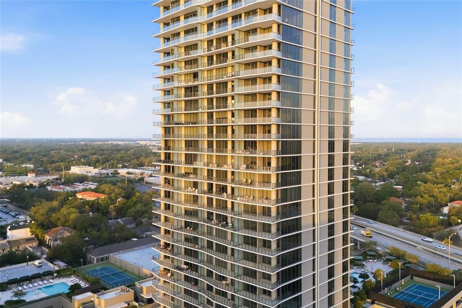 Condo located in Tampa, FL showcasing its design and architecture (Image 29).