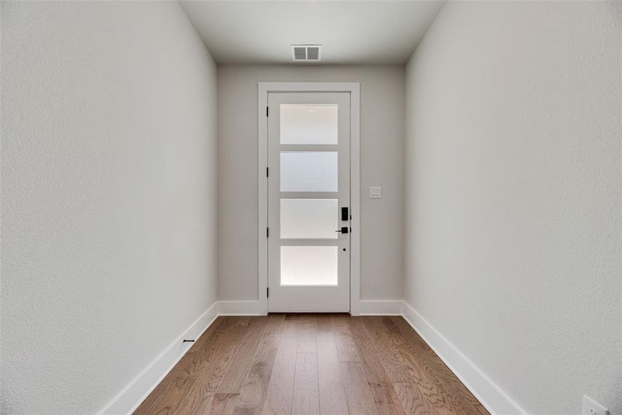 Spacious, unfurnished interior of a new home in Collin Creek, Plano (Image 16). Spacious, unfurnished interior of a new home in Collin Creek, Plano (Image 16).