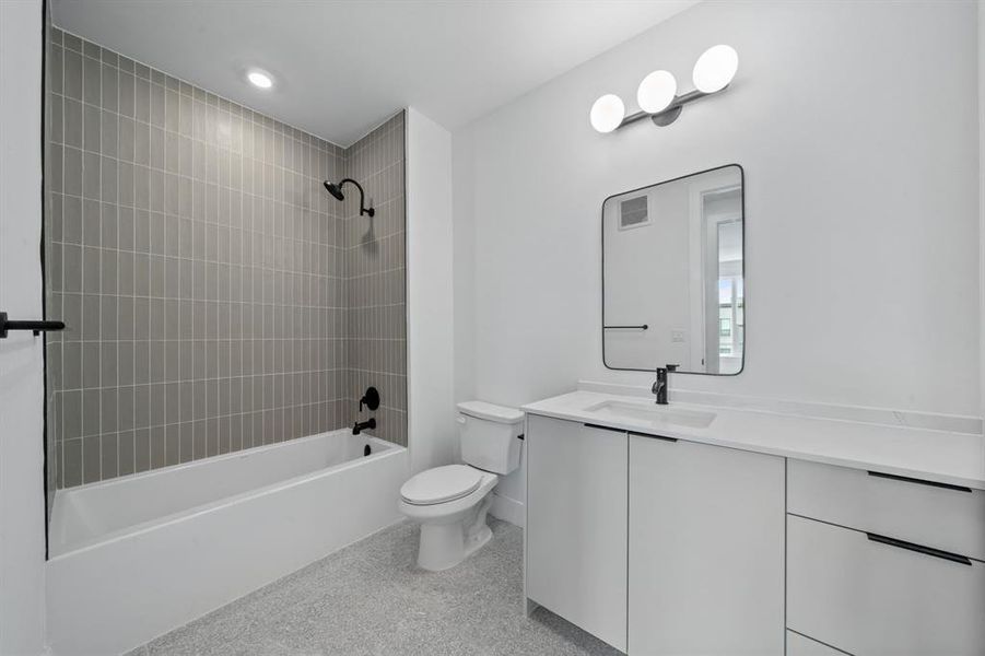 *Photo to show finish-scheme only. Unit 601 has a frameless shower instead of tub/shower combo.*