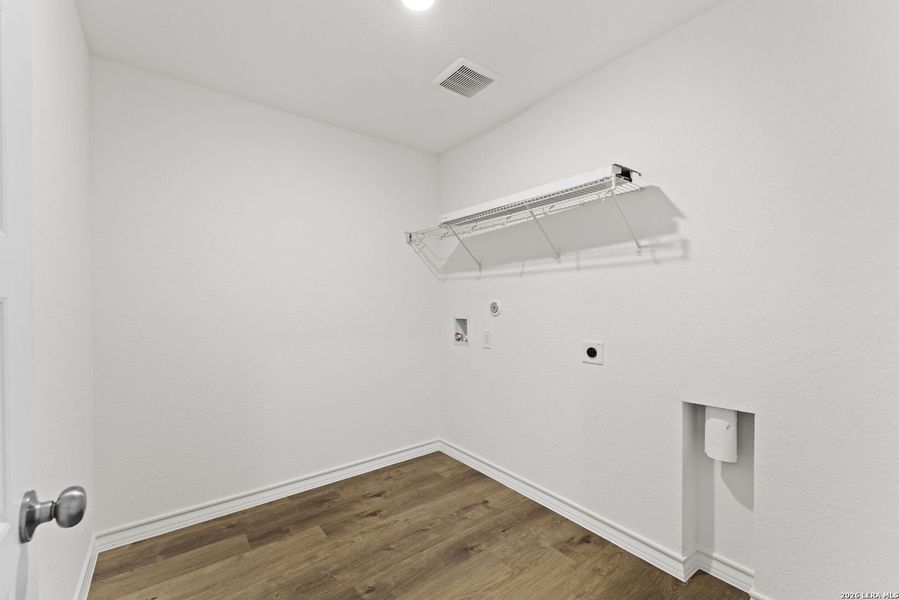 Spacious, unfurnished interior of a new home in Dove Song, Marion (Image 19).