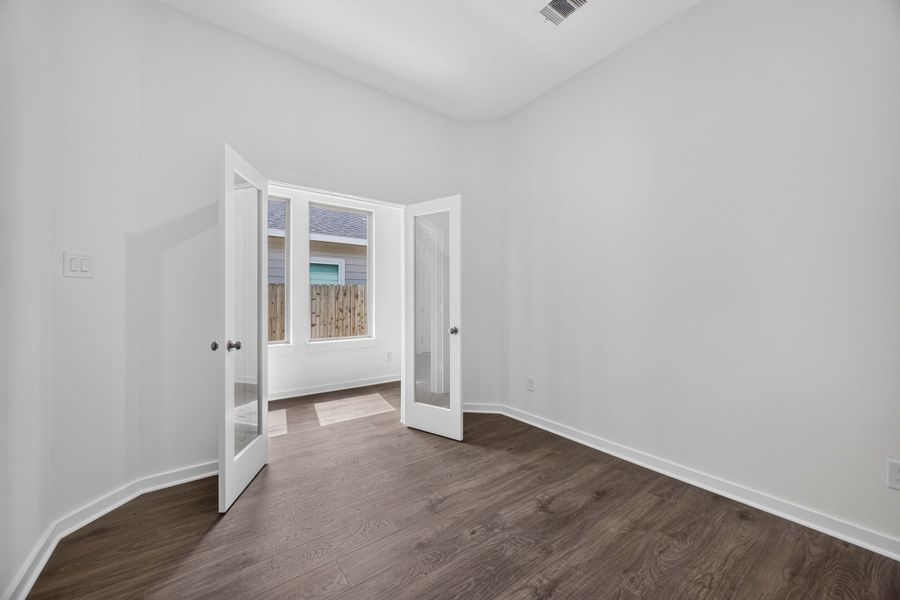 Spacious, unfurnished interior of a new home in La Segarra 40', Brookshire (Image 23).