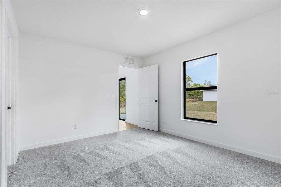 Spacious, unfurnished interior of a new home in Port Charlotte, North Port (Image 14).