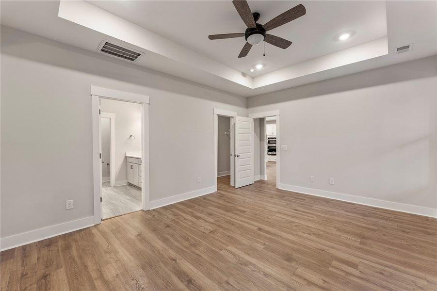 Spacious, unfurnished interior of a new home in Cross Creek Plantation, Seneca (Image 24).