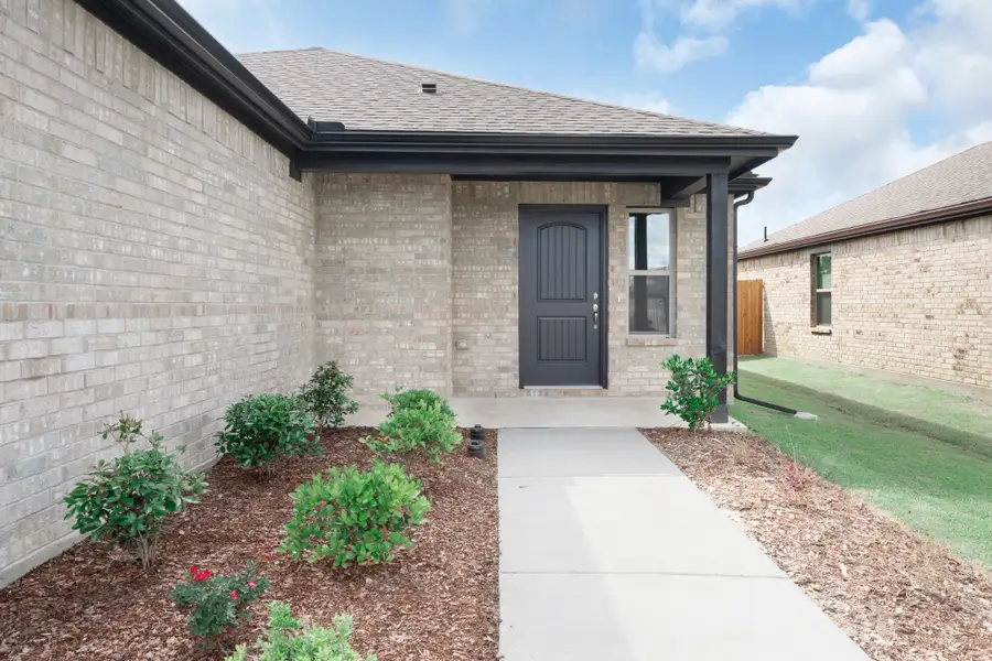 Exterior details and patio area of a home in Stonecreek, Sulphur Springs (Image 3).