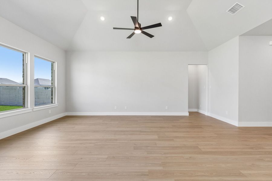 Spacious, unfurnished interior of a new home in Painted Tree Lakeside, McKinney (Image 19).