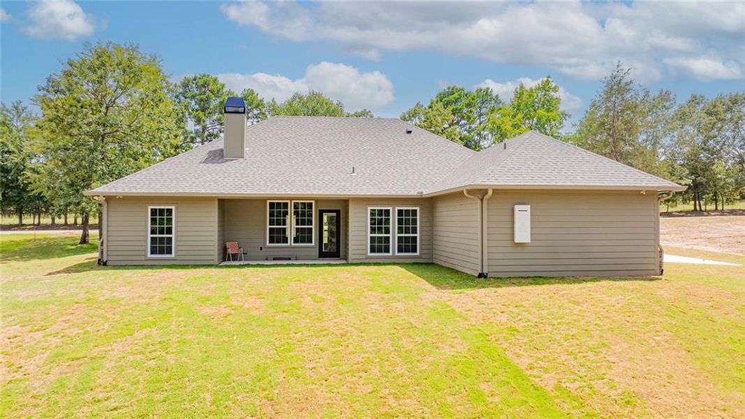 Exterior details and patio area of a home in , Gladewater (Image 3).