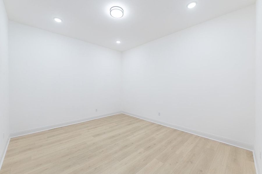 Spacious, unfurnished interior of a new home in Lariat - 80', Liberty Hill (Image 20).