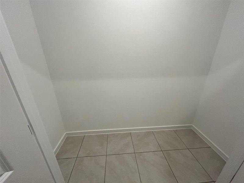 Spacious, unfurnished interior of a new home in Aspire at Ashland, Angleton (Image 8).