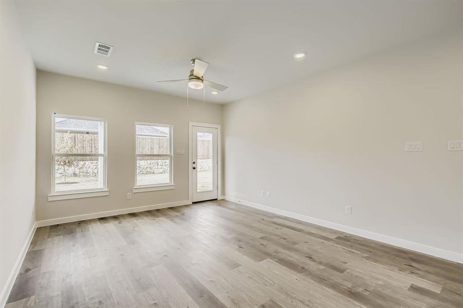 Spacious, unfurnished interior of a new home in Ambergrove, Royse City (Image 14).