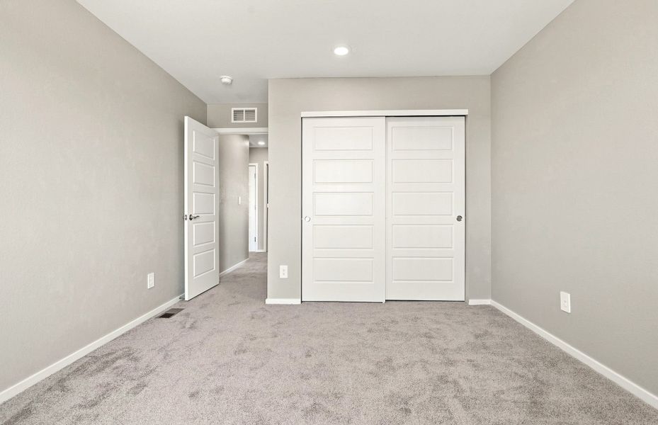 Spacious, unfurnished interior of a new home in Murata Farms, Fort Lupton (Image 38).