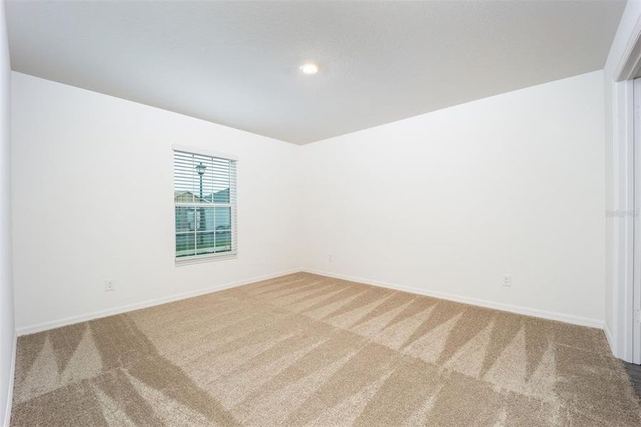 Spacious, unfurnished interior of a new home in Gum Lake Preserve, Lake Alfred (Image 12).