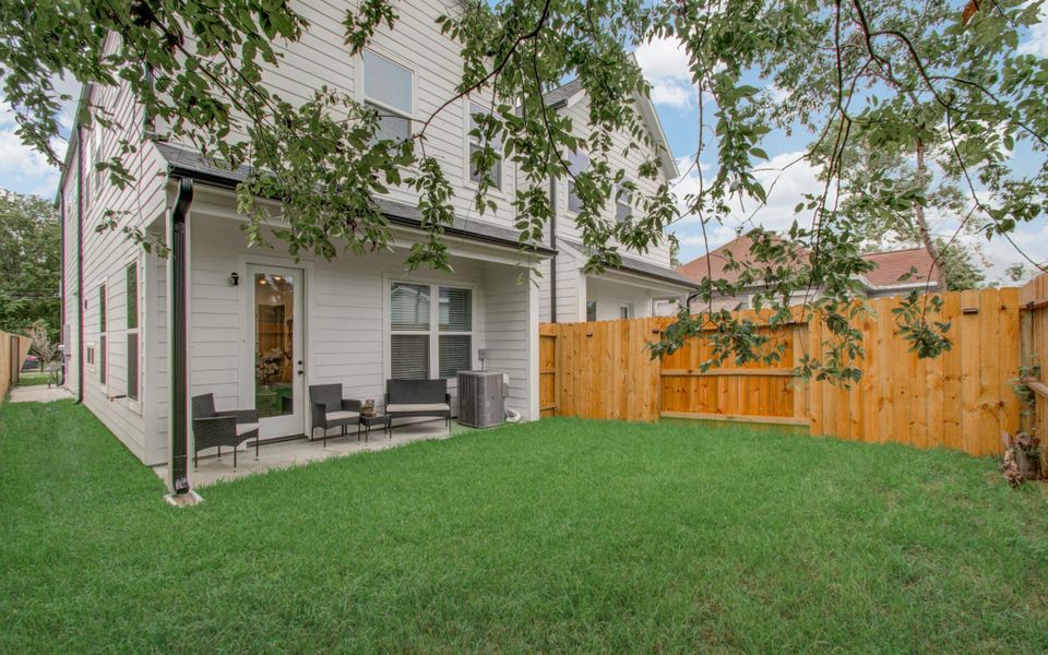 Exterior details and patio area of a home in Benson Street Court, Houston (Image 26).