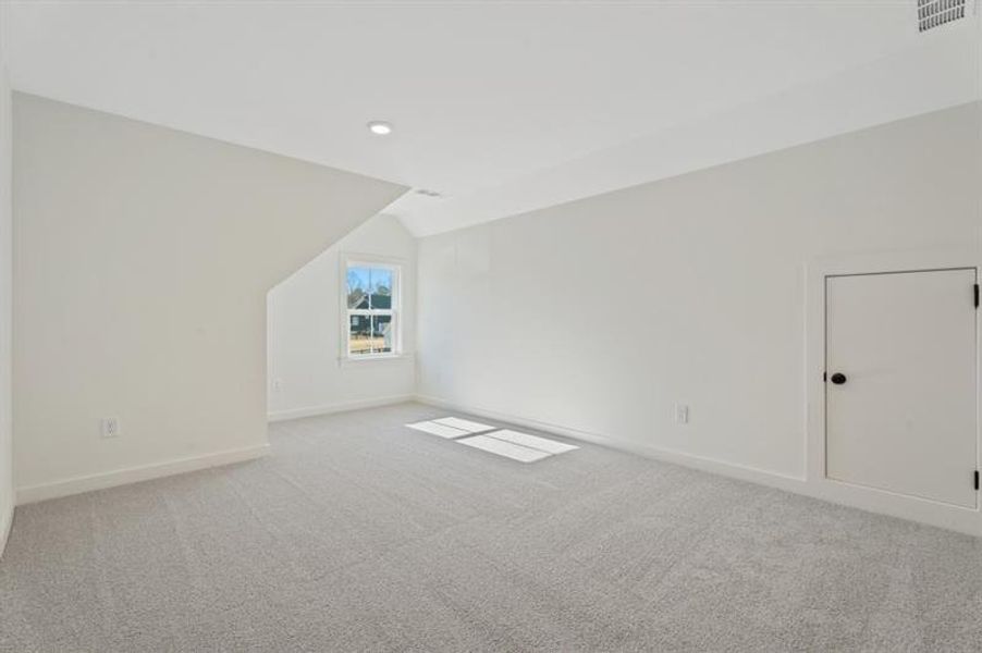 Spacious, unfurnished interior of a new home in , Gainesville (Image 39).