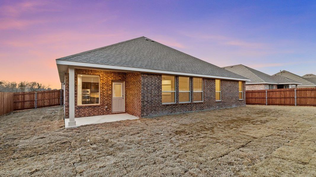 Representative exterior details of a home built from the Brock by D.R. Horton in Lakeview Pointe, Grand Prairie (Image 3).