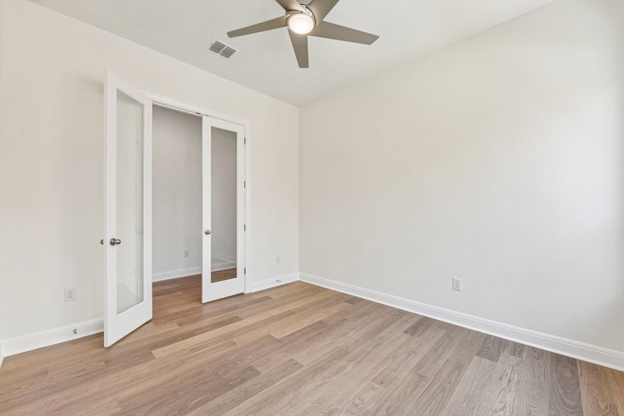 Spacious, unfurnished interior of a new home in Persimmon, Buda (Image 13).