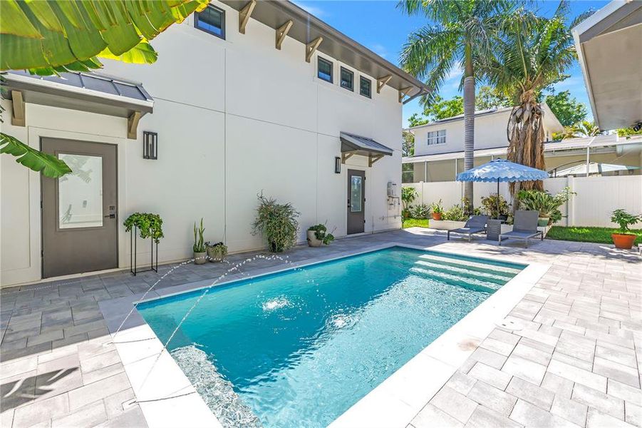 Exterior details and patio area of a home in , St. Petersburg (Image 21).