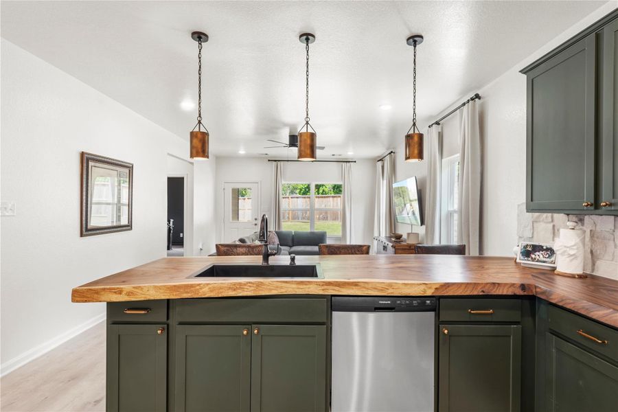 Gorgeous pendant lighting over the sink. Gorgeous pendant lighting over the sink.