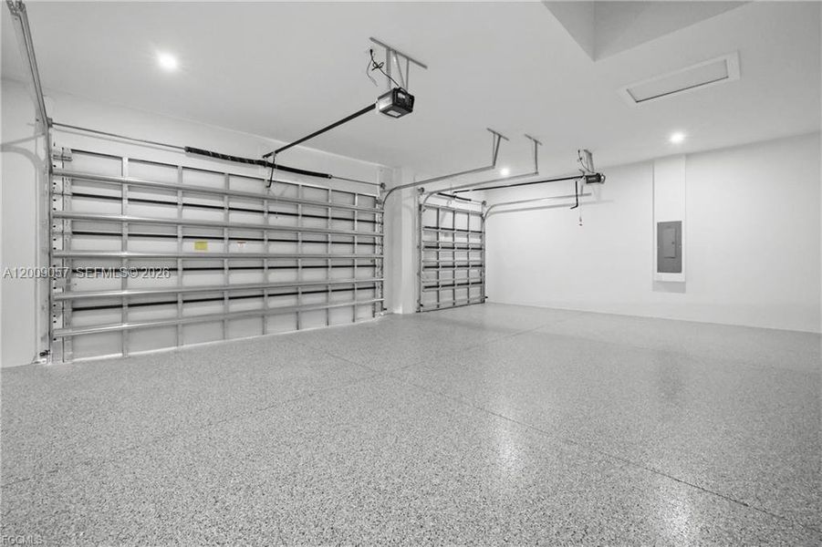 Spacious, unfurnished interior of a new home in , Cape Coral (Image 23).