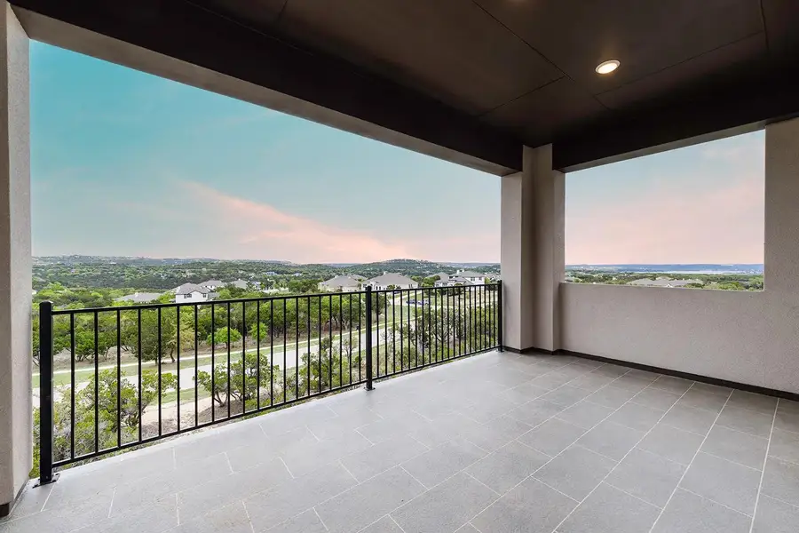 Lynmar II C outdoor living area