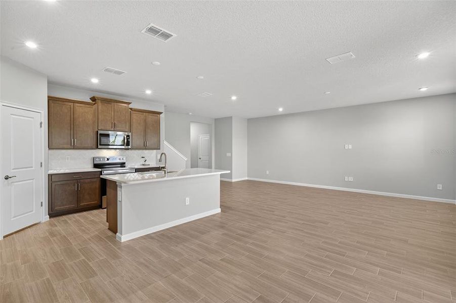 Dining/Kitchen Dining/Kitchen