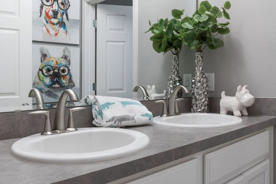 Representative interior finishes for a home built from the Kensington Flex by Risewell Homes in Park View at the Hills, Minneola (Image 22).