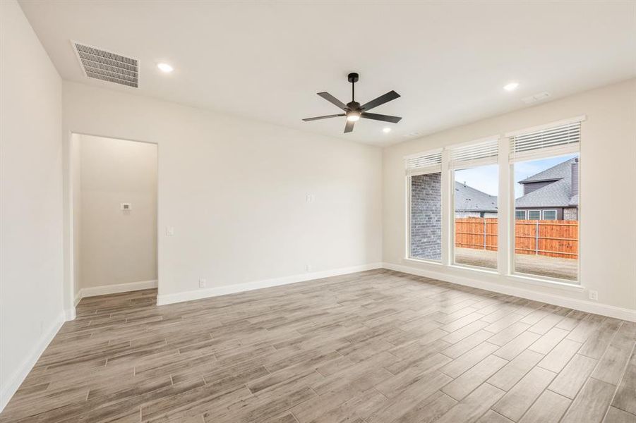 Spacious, unfurnished interior of a new home in Timberbrook, Justin (Image 21). Spacious, unfurnished interior of a new home in Timberbrook, Justin (Image 21).