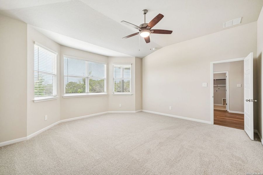 Spacious, unfurnished interior of a new home in Thomas Pond, San Antonio (Image 17).