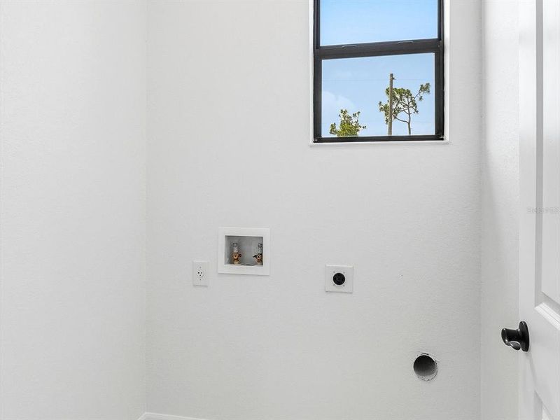 Spacious, unfurnished interior of a new home in , Rotonda West (Image 34).