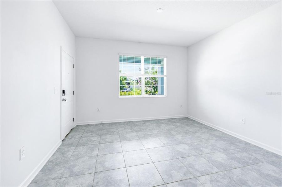 Spacious, unfurnished interior of a new home in Peace Creek Reserve, Winter Haven (Image 35).