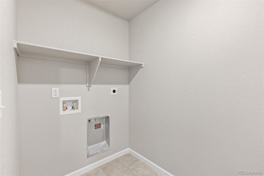 Spacious, unfurnished interior of a new home in Spring Valley, Longmont (Image 24).