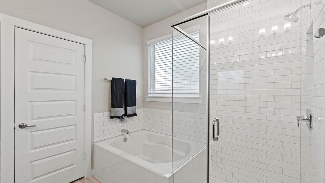 Representative furnished interior of a home built from the Lorenzo by D.R. Horton in Davis Harbor, League City (Image 12).