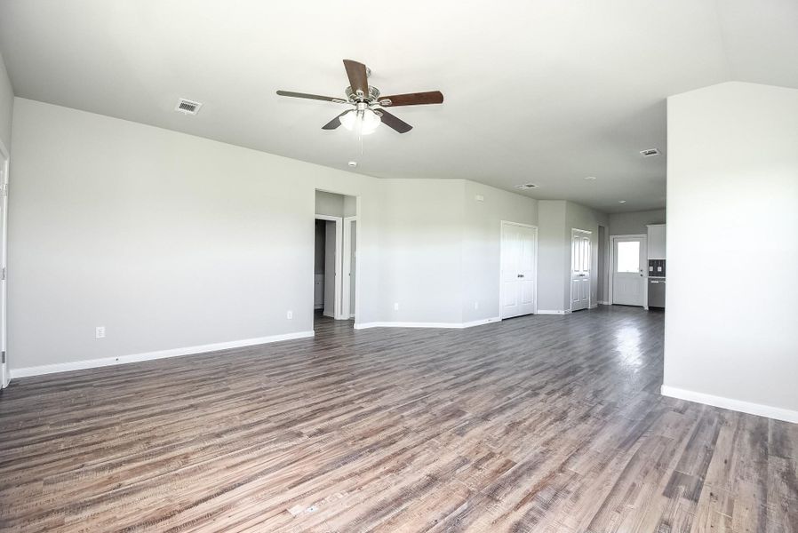 Spacious, unfurnished interior of a new home in , Palacios (Image 30).