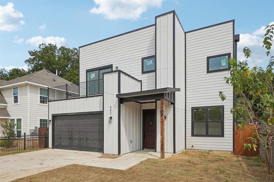 Contemporary house featuring a garage and a front yard