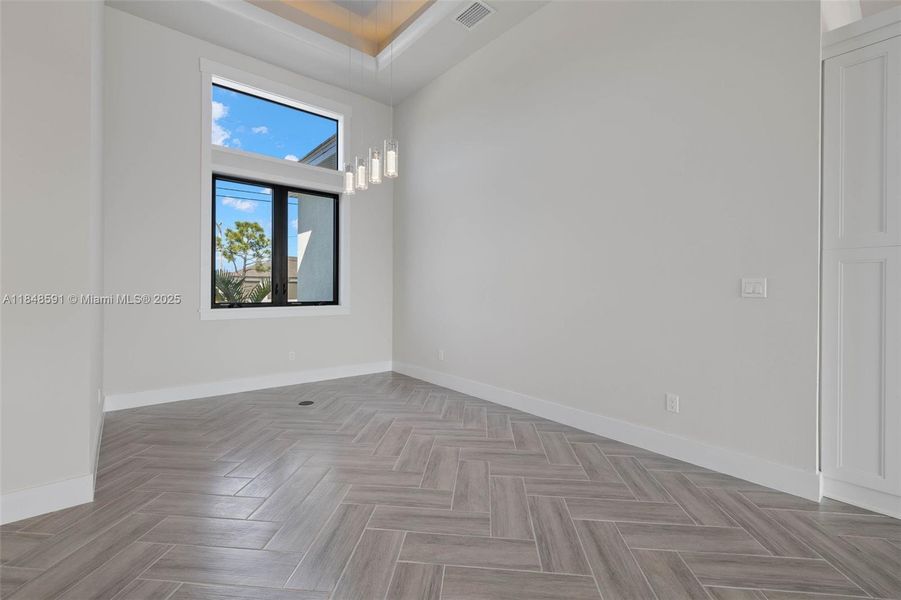 Spacious, unfurnished interior of a new home in , Cape Coral (Image 18).
