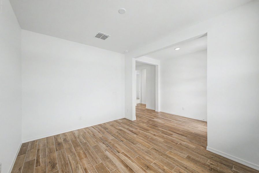 Spacious, unfurnished interior of a new home in White Tank Vistas, Waddell (Image 8).