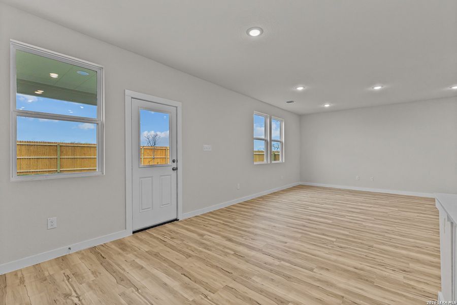 Spacious, unfurnished interior of a new home in Hacienda, San Antonio (Image 22).