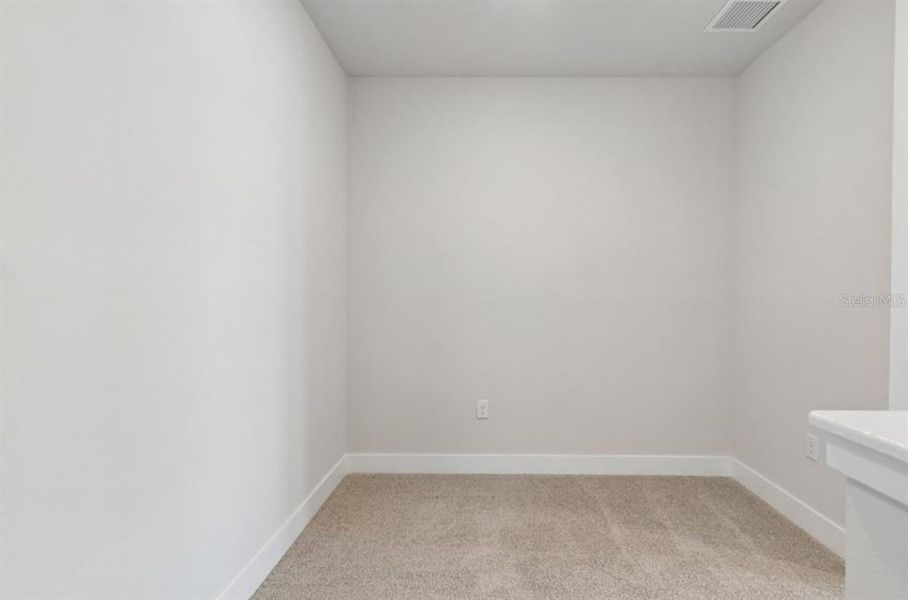 Spacious, unfurnished interior of a new home in , Sarasota (Image 25).