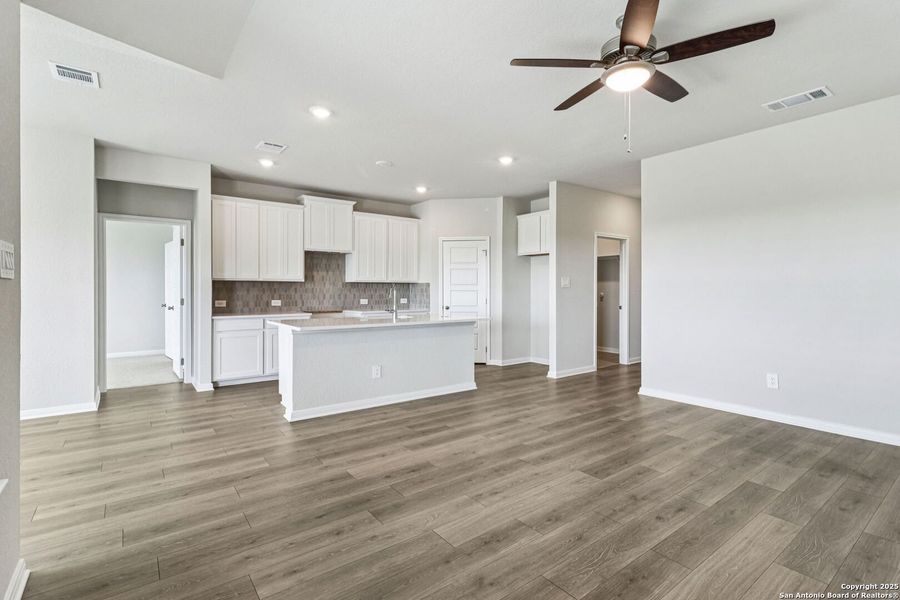 Spacious, unfurnished interior of a new home in Arcadia Ridge - Premier Series, San Antonio (Image 17).