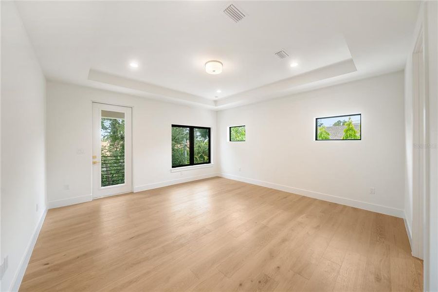 Spacious, unfurnished interior of a new home in , Sarasota (Image 85).