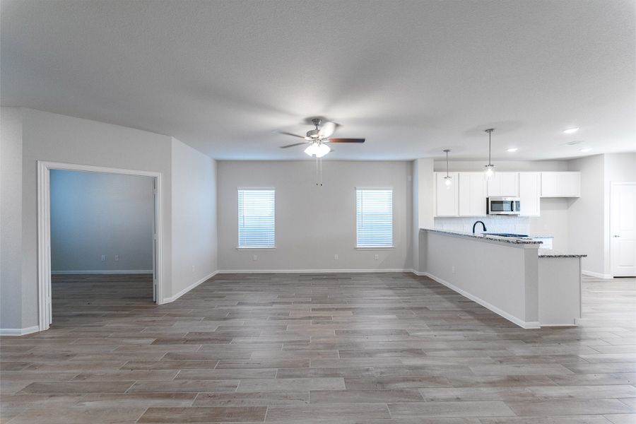 Spacious, unfurnished interior of a new home in Lago Mar, Texas City (Image 9).